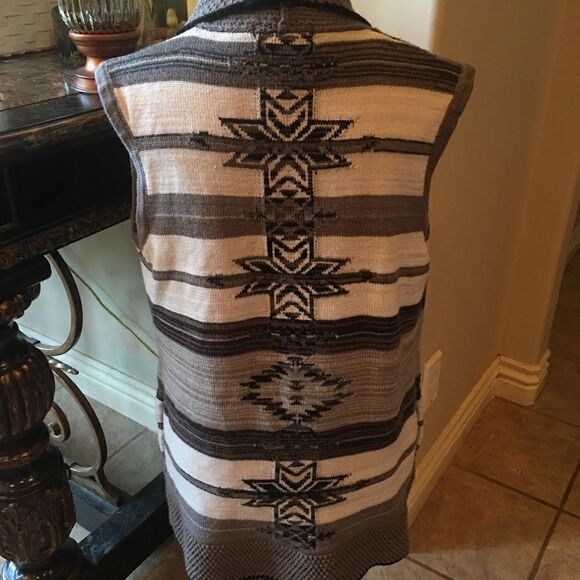 BCBG SLEEVELESS Cardigan Vest with Folding Lapel! - Picture 3 of 16